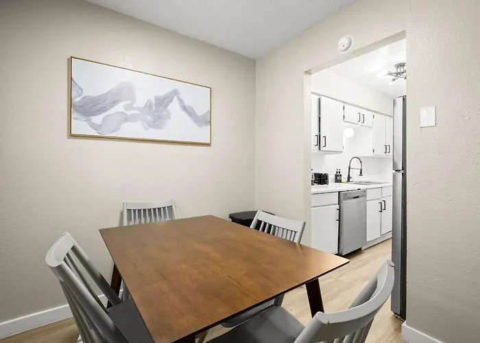 1br Getaway With King Bed, Free Parking And Wi-fi *