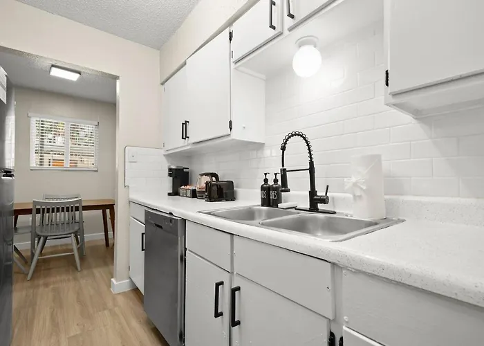 Apartment 1br Getaway With King Bed, Free Parking And Wi-fi *