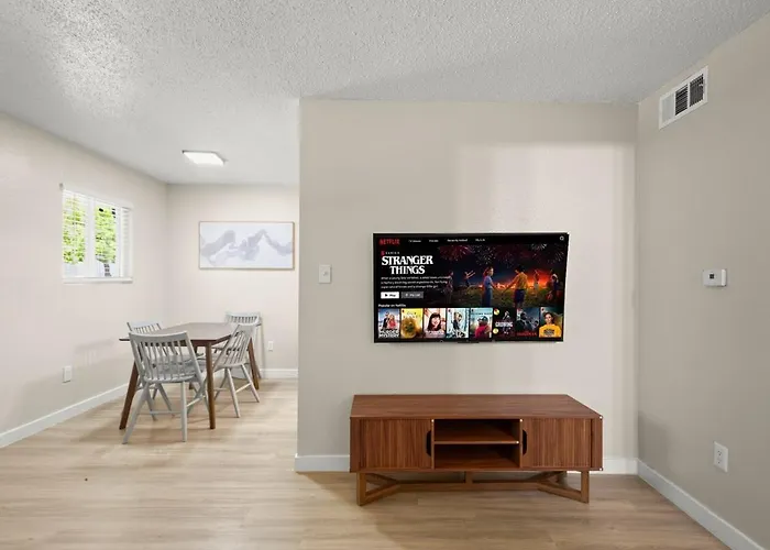 Apartment 1br Getaway With King Bed, Free Parking And Wi-fi *