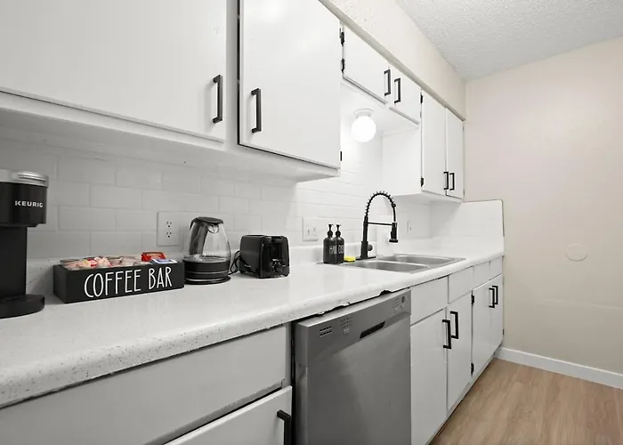 Apartment 1br Getaway With King Bed, Free Parking And Wi-fi