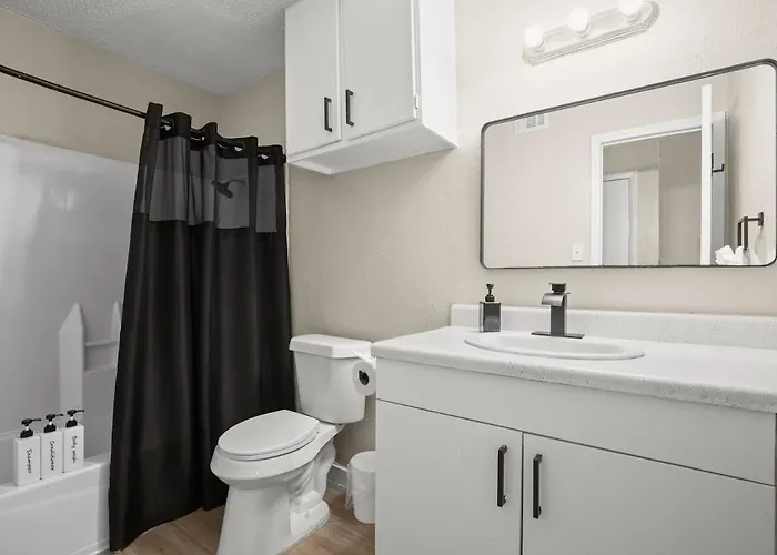 1br Getaway With King Bed, Free Parking And Wi-fi Apartment *
