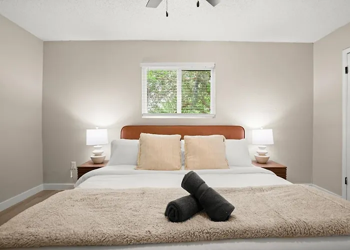 1br Getaway With King Bed, Free Parking And Wi-fi Apartment *