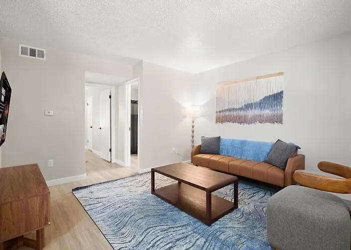 1br Getaway With King Bed, Free Parking And Wi-fi Apartment