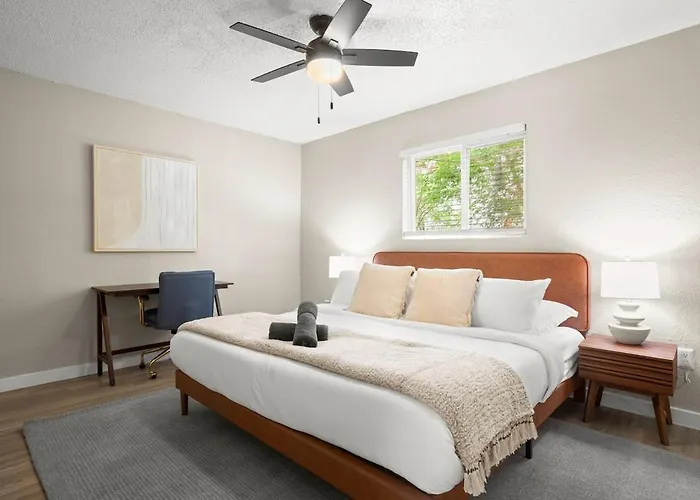 Apartment 1br Getaway With King Bed, Free Parking And Wi-fi