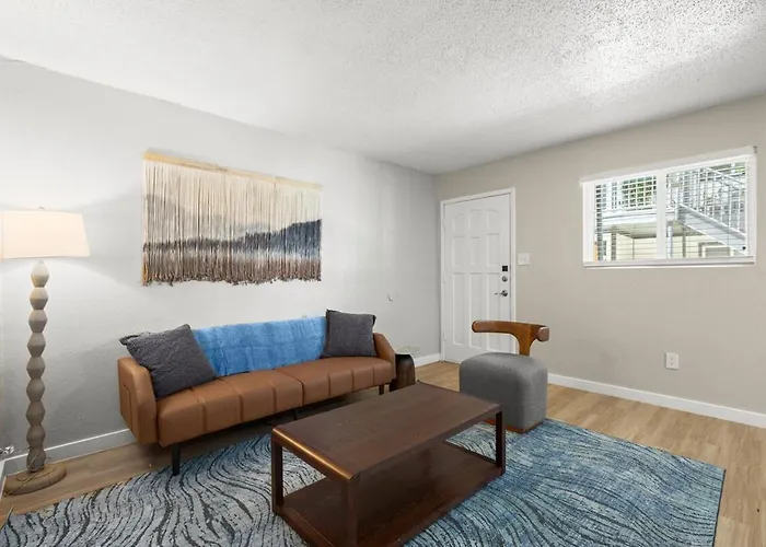 1br Getaway With King Bed, Free Parking And Wi-fi *