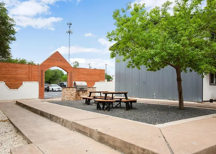1br Getaway With King Bed, Free Parking And Wi-fi